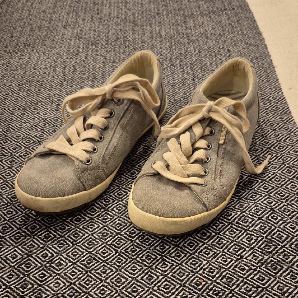 Taos Star Grey Sneakers Size 7